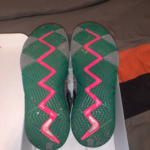 Kyrie 4 - Picture 5 of 7